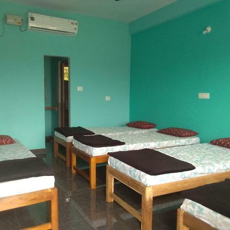 M G Cottage & Dormitory Гокарна Екстериор снимка
