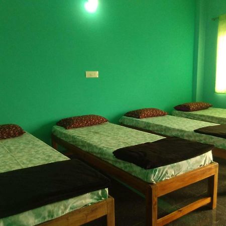 M G Cottage & Dormitory Гокарна Екстериор снимка