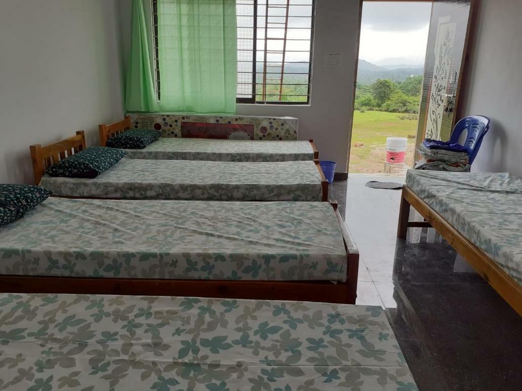 M G Cottage & Dormitory Гокарна Екстериор снимка