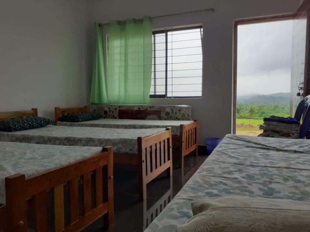 M G Cottage & Dormitory Гокарна Екстериор снимка