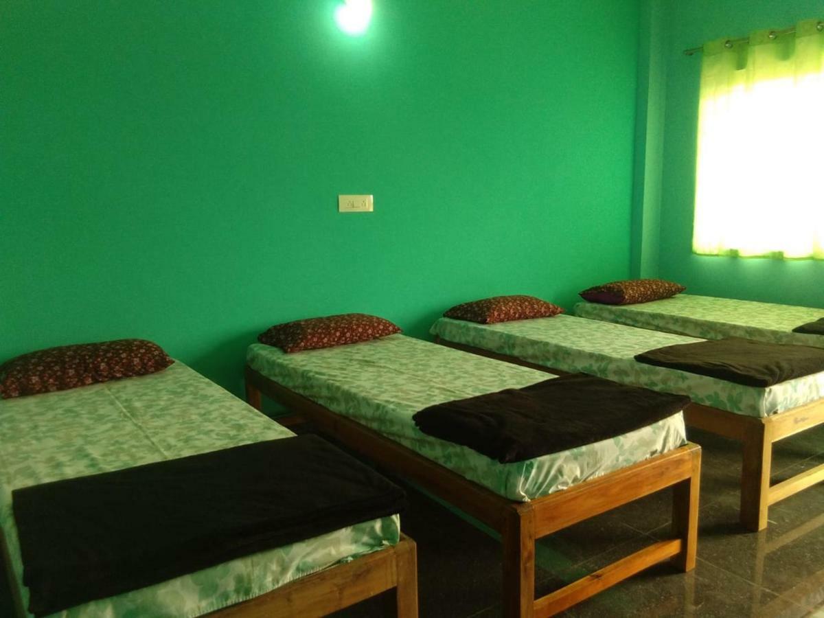 M G Cottage & Dormitory Гокарна Екстериор снимка